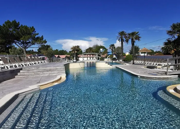 Mobil Avec Terrasse A Saint-jean-de-monts - Api-1-52-1042 Camping *